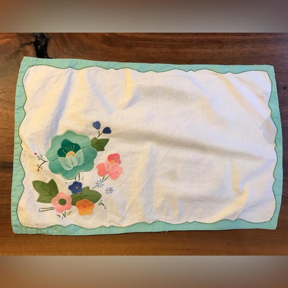 4 Floral Appliqué Placemats and Napkins Handstitched - Picture 2 of 3